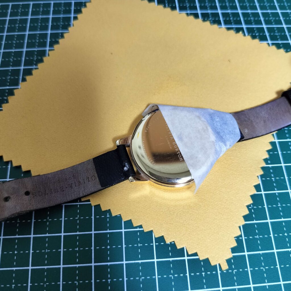 腕時計の裏蓋マスキングテープ