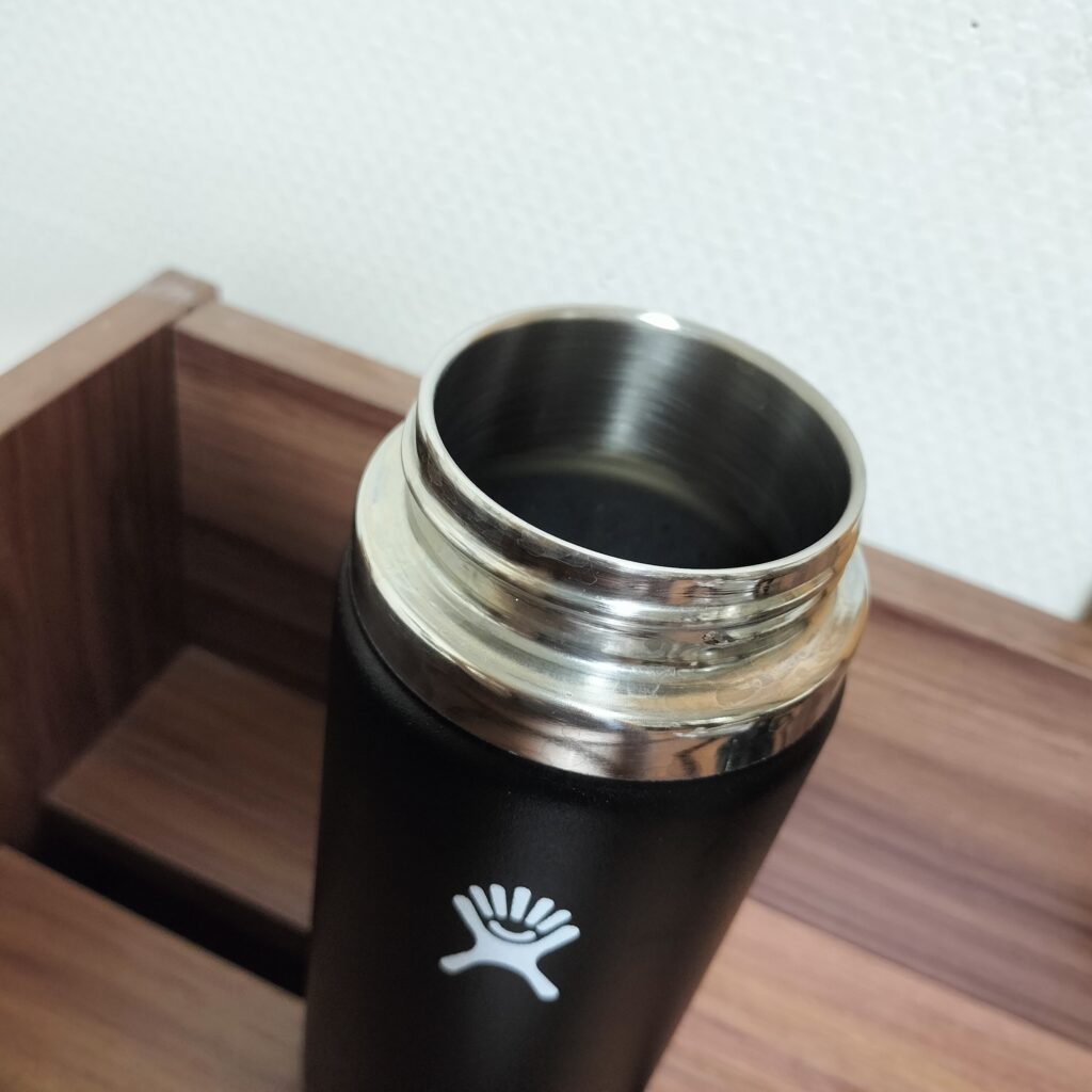 Hydro Flask 蓋を開けたところ黒